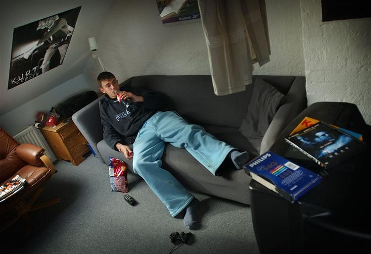En vinkel på 135 grader mellem lår og ryg viser sig at være den bedste siddevinkel, mener skotske forskere. Det svarer vel sådan cirka til denne position. 