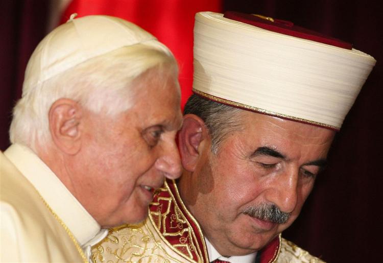 Pave Benedikt mødtes i dag med den religiøse topembedsmand i Tyrkiet, Ali Bardakoglu. Paven opfordrede til religiøs dialog. 