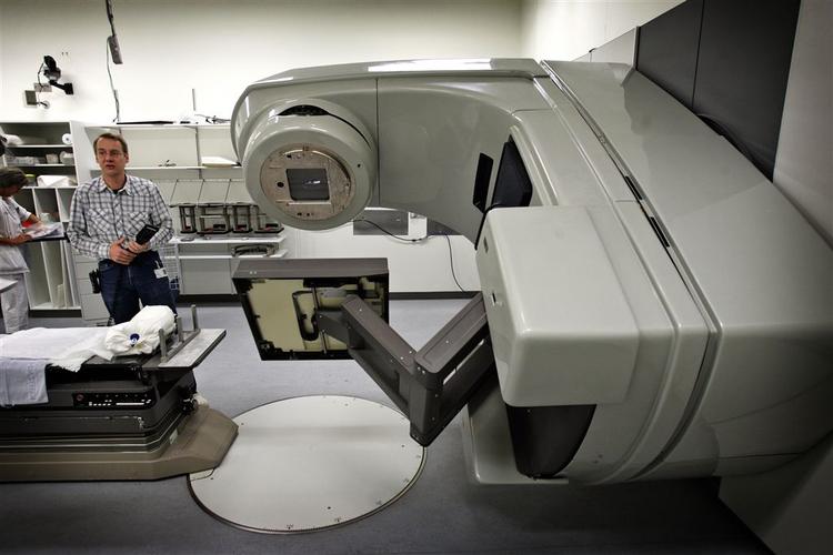 50 kræftpatienter, der havde bedt Sundhedsstyrelsen om assistance til at finde hurtigere behandling i udlandet, fik aldrig  deres sager behandlet. 