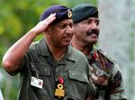 Den fijianske hærchef - der her gør honnør - vil holde en øvelse for at vise, at militæret ikke finder sig i indgriben udefra. Et militærkup har været under opsejling længe på øgruppen i Stillehavet. 