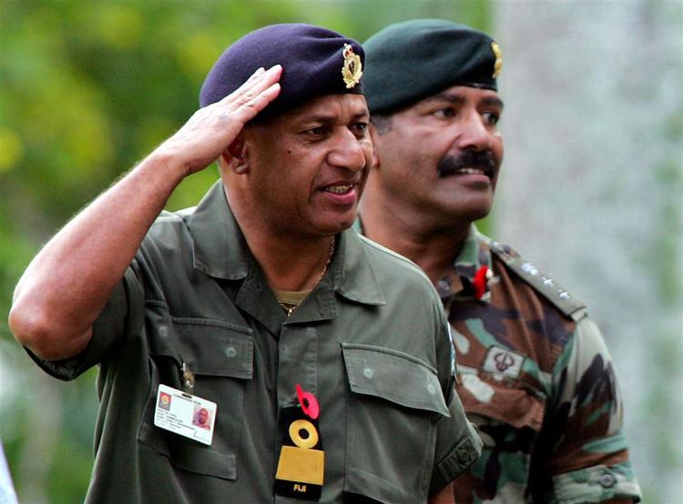Den fijianske hærchef - der her gør honnør - vil holde en øvelse for at vise, at militæret ikke finder sig i indgriben udefra. Et militærkup har været under opsejling længe på øgruppen i Stillehavet. 
