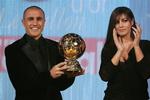 Real Madrid-forsvarer Fabio Cannavaro modtager prisen som Europas bedste fodboldspiller af den italienske skuespiller Monica Belluci. 