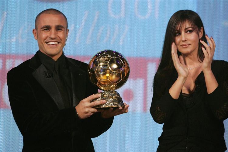 Real Madrid-forsvarer Fabio Cannavaro modtager prisen som Europas bedste fodboldspiller af den italienske skuespiller Monica Belluci. 