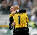 Bruce Rioch omfavner Arek Onyszko efter 1-0-sejren over Hertha Berlin. 