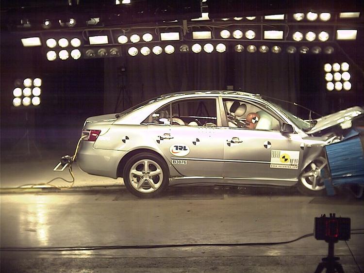 Hyundai Sonata i crashtest. Dens evne til beskytte sine passagerer er ikke for god. Foto: Euro NCAP 