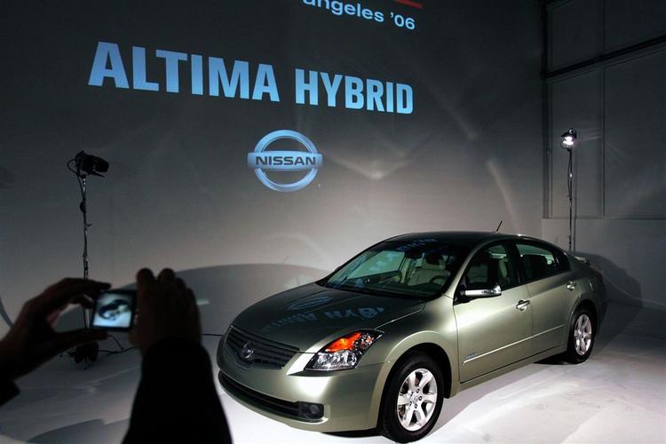 USA's bilverden tænker grønt for tiden. Denne Nissan Altima hybrid, der kører på benzin og el, er netop vist på Los Angeles Auto Show. Den er dog ikke af 'plug-in'-typen, som beskrives i artiklen. 