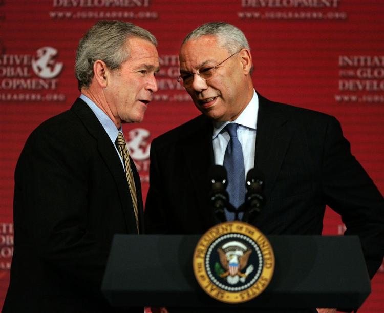 USA's tidligere udenrigsminister Colin Powell (th.) mener, at USA's præsident, George W. Bush, skal række hånden ud muslimer. 