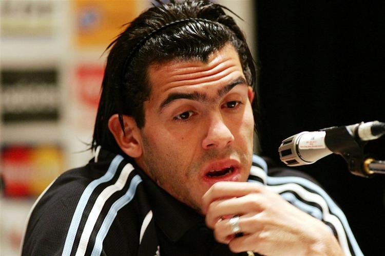 Nedtur. West Hams argentinske angriber Carlos Teves er af holdkammeraterne blevet dømt til at træne i en brasliansk landsholdstrøje. 