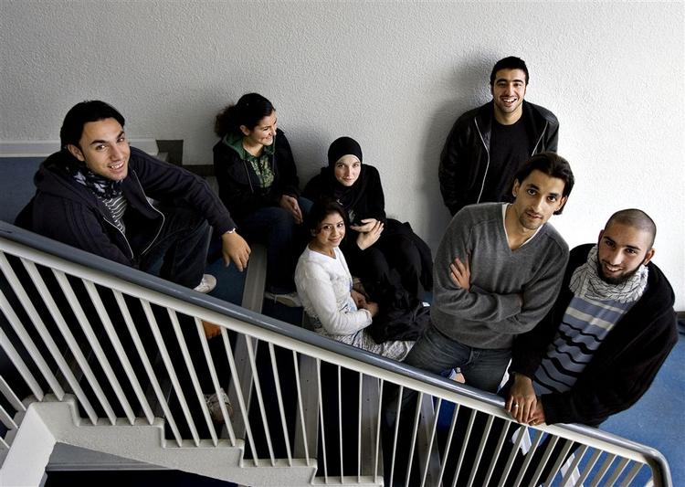 Gruppen af indvandrere i Danmark bliver mindre end ventet. Færre indvandrere henter en ægtefælle i deres gamle hjemland. I stedet gifter de sig med danskere eller herboende udlændinge. 