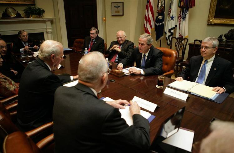 Præsident George W. Bush og vicepræsident Dick Cheney mødes i Det Hvide Hus med repræsentanter for Baker-Hamilton-kommissionen 13. november. 