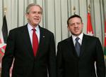 Mens USA's præsident George W. Bush er på besøg hos kongen i Jordan, har Baker-kommissionen fremlagt en kritisk rapport om krigen i Irak. 