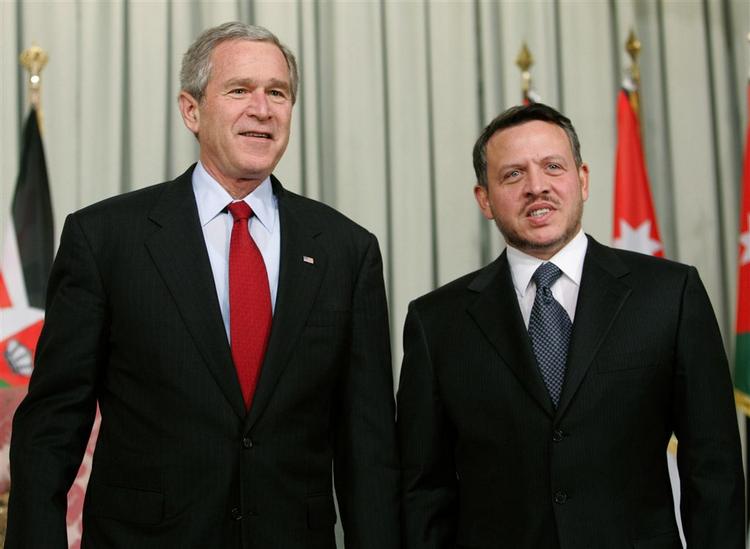 Mens USA's præsident George W. Bush er på besøg hos kongen i Jordan, har Baker-kommissionen fremlagt en kritisk rapport om krigen i Irak. 