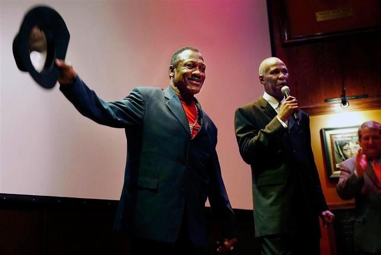 62 år er ingen hindring for en boksekamp for Joe Frazier, her til venstre. 