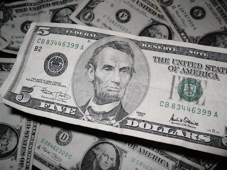 De amerikanske dollar-sedler ligner hinanden alt for meget. Det bør ændres af hensyn til blinde, har en dommer fastslået. 
