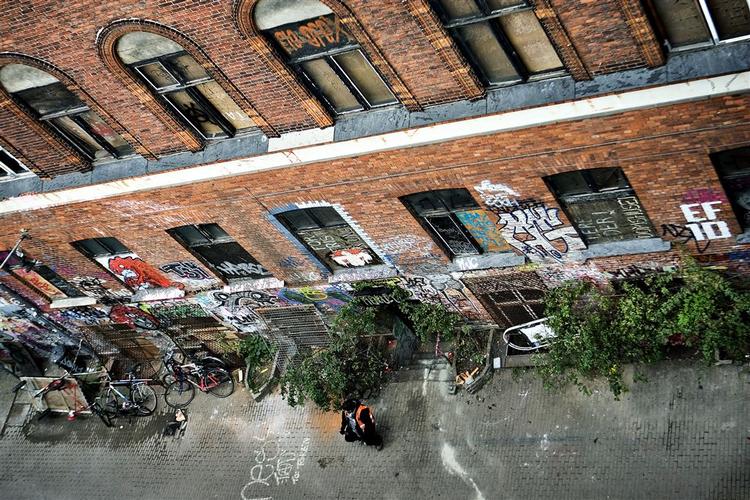 Huset på Jagtvej er så grundigt barrikaderet, at politiet »ikke kan garantere for sikkerheden«, hvis en rydning forsøges. 