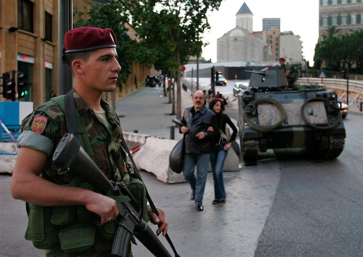 Soldater passer på regeringsbygningen i Beirut og forbereder sig på en stor demonstration mod regeringen, som Hizbollah-bevægelsen har varslet i morgen. 