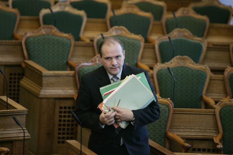 Oppositionen vil have undersøgt, om forsvarsminister Søren Gade (V) har misinformeret Folketinget om de danske soldater i Afghanistan. 