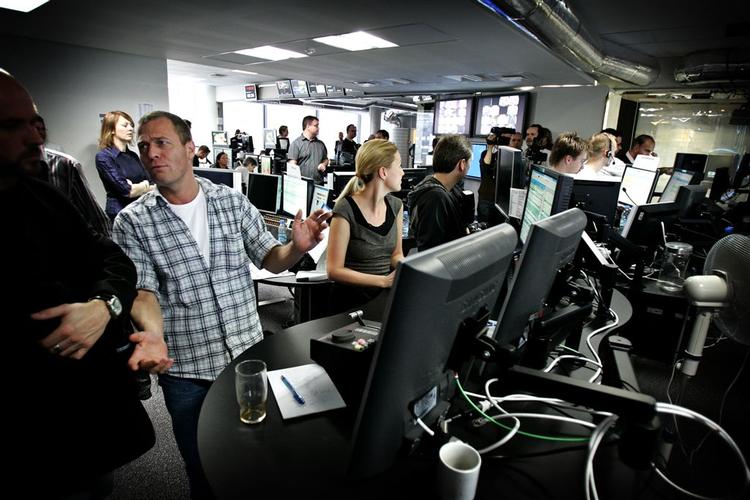 Der var hektisk stemning i produktionsrummet, da TV 2 i dag blændende op for sin nye 24-timers nyhedskanal. 