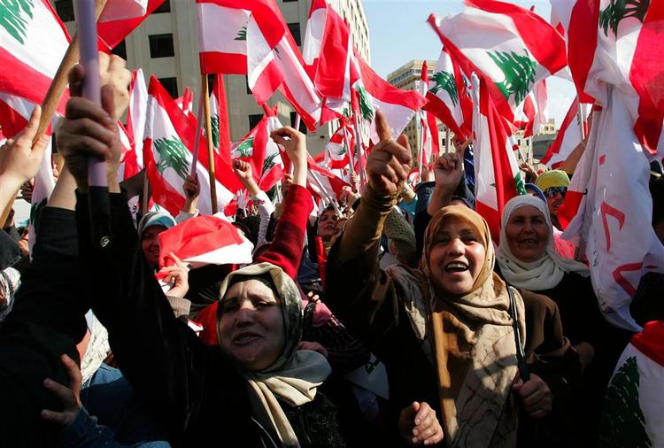 Hundredtusindvis af demonstranter fra hele Libanon er i dag samlet i hovedstaden Beirut. 
