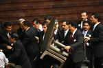 Drama i den mexicanske kongres. Oppositionen kastede med stole og tævede hinanden 