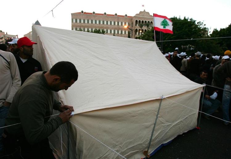 Tilhængere af Hizbollah har overnattet i disse telte foran parlamentsbygningen. 