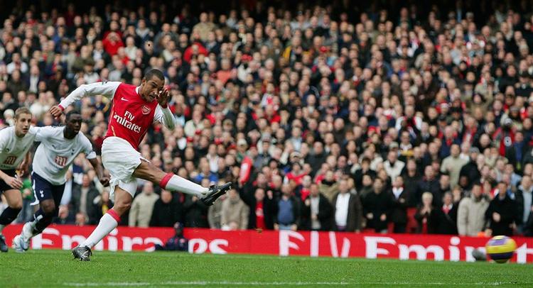 Arsenals Gilberto nåede at udnytte to straffespark i derbyet mod Tottenham. 