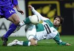 Bremens brasilianer Diego kæmper sig til bolden i kampen mod Hertha Berlin. 