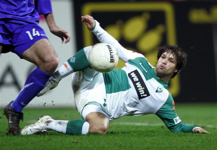 Bremens brasilianer Diego kæmper sig til bolden i kampen mod Hertha Berlin. 