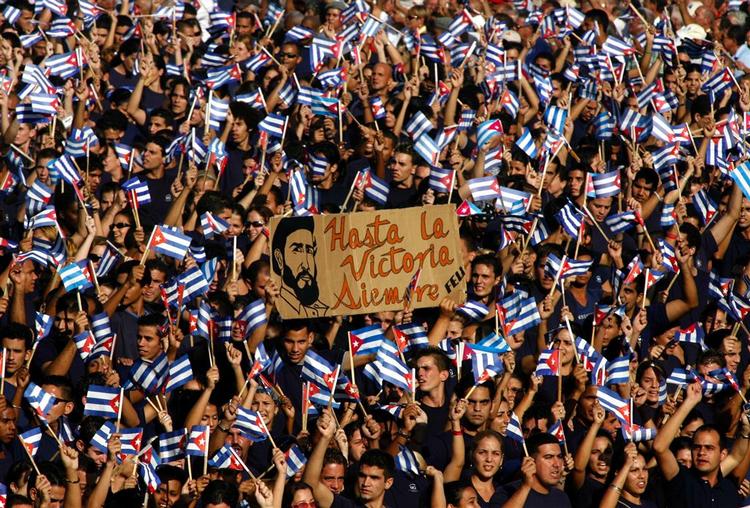 »Mod nye sejre i al fremtid«, hedder det bl.a. på bannere ved militærparaden til ære for Fidel Castro. 