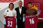 Så glade så de ud, Carlos Tevez (tv.), manager Alan Pardew og Javier Mascherano (th.), da de to argentinere blev præsenteret på Upton Park. Nu kan de to landsholdsspillere være fortid i West Ham United. 