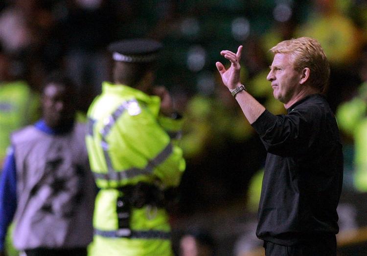 Havde Celtic og manager Gordon Strachan kunnet bestemme, var det Celtics hvid-grønne trøje Henrik Larsson snart ville iføre sig. 