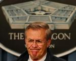 Donald Rumsfeld trådte tilbage som forsvarminister umiddelbart efter midtvejsvalget i USA i starten af november, hvor republikanerne led et stort nederlag. Irak-krigen var et af valgkampens helt store temaer. 
