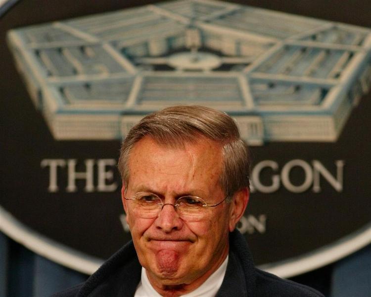 Donald Rumsfeld trådte tilbage som forsvarminister umiddelbart efter midtvejsvalget i USA i starten af november, hvor republikanerne led et stort nederlag. Irak-krigen var et af valgkampens helt store temaer. 