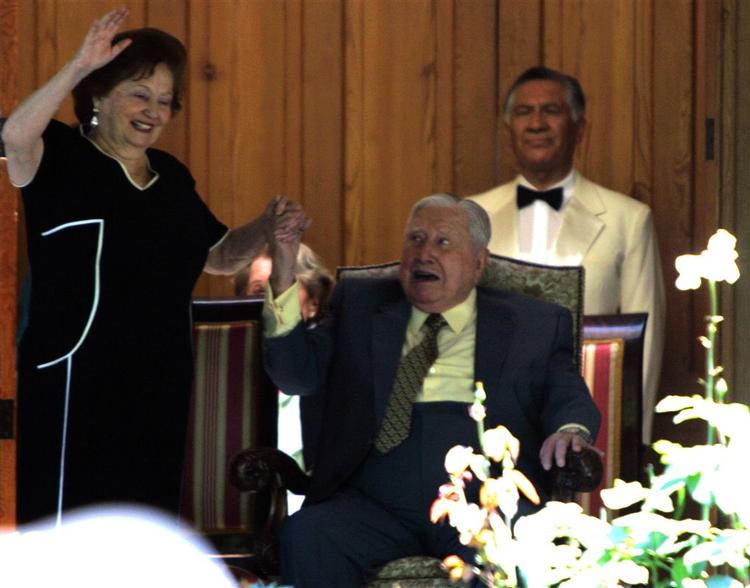 Eks-diktator Augusto Pinochet er indlagt på militærhospital med et hjerteanfald. Han fyldte 91 år 25. november. Her fejrer han dagen med sin kone Lucia. 
