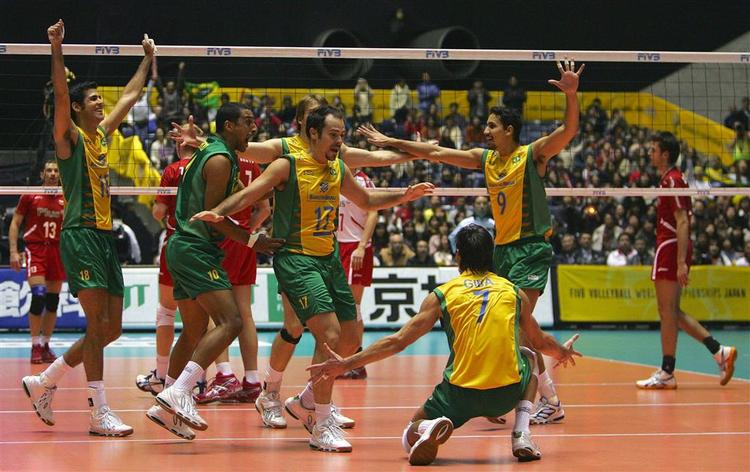 Brasiliens spillere jubler efter finalesejren over Polen ved VM i volleyball. 