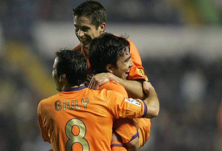 Barcelonas midtbanespiller Deco,i midten,lykønskes af holdkammeraterne Ludovic Giuly og  Silvinho efter sin 1-0 scoring mod Levante. 