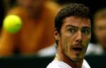 Ruslands Marat Safin kigger på boldenunder Davis Cup tennis-finalen mod Aregntina's Jose Acasuso. 