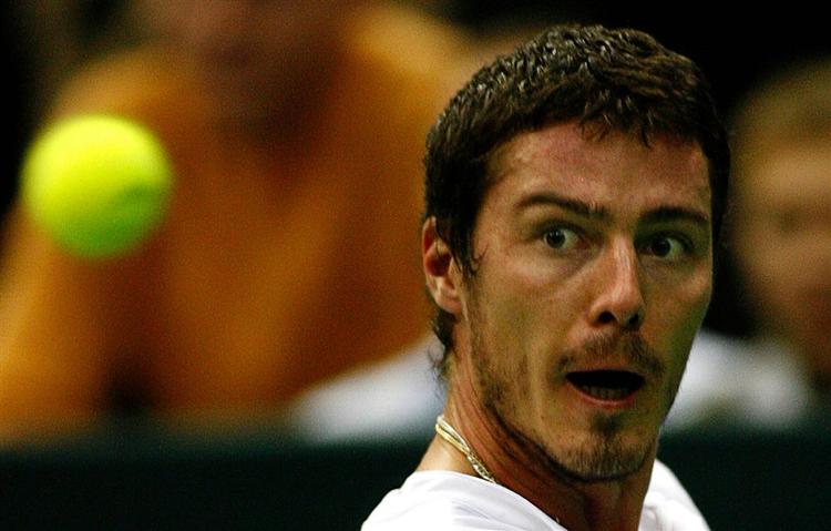 Ruslands Marat Safin kigger på boldenunder Davis Cup tennis-finalen mod Aregntina's Jose Acasuso. 