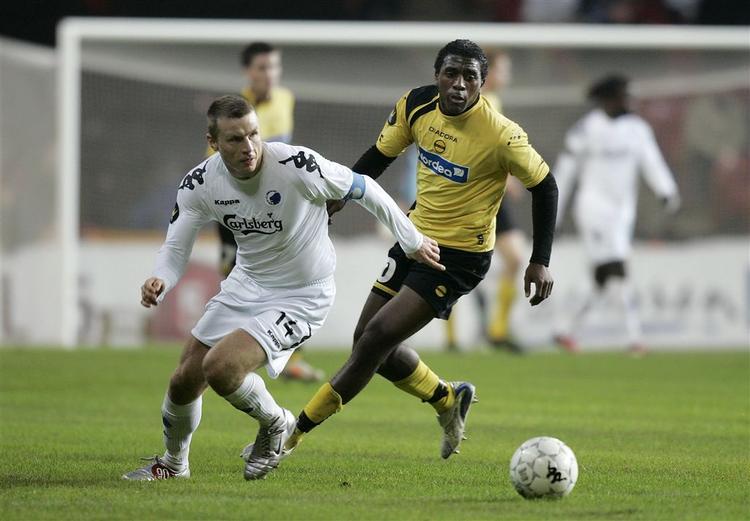 FC Københavns Michael Gravgaard ( tv ) og Lillestrøms Olivier Occean, da FC København søndag tog imod Lillestrøm i Royal League. 