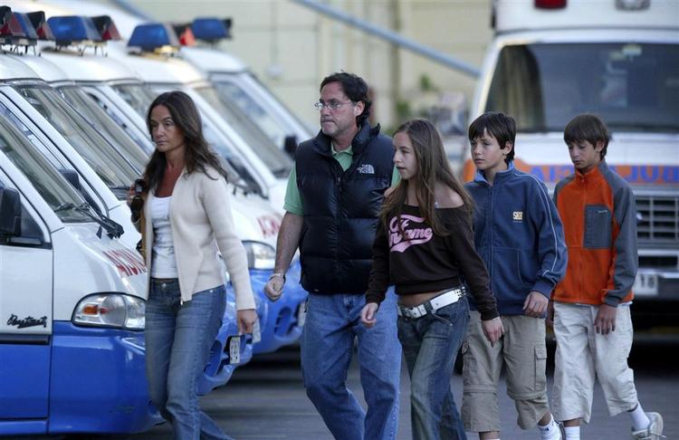 Augusto Pinochets søn Marco Antonio Pinochet ankommer til hospitalet sammen med sin familie. 