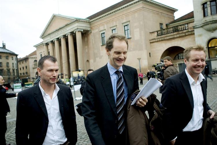 Der er lettelse på Berlingske Tidende efter dommen i dag. Michael Bjerre (tv) og Jesper Larsen (th) blev frifundet i byretten. I midten er det chefredaktør Niels Lunde. 