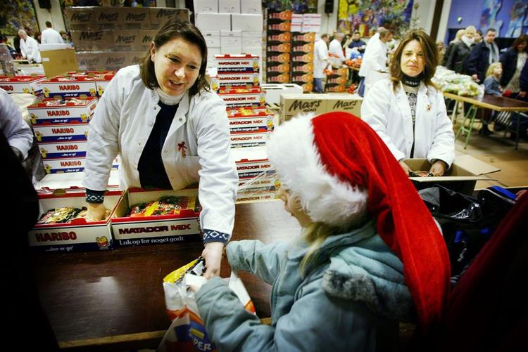 I år har 5.000 familier ansøgt Børnenes Kontor om hjælp til jul. Her deles der godter ud ved en tidligere lejlighed. 