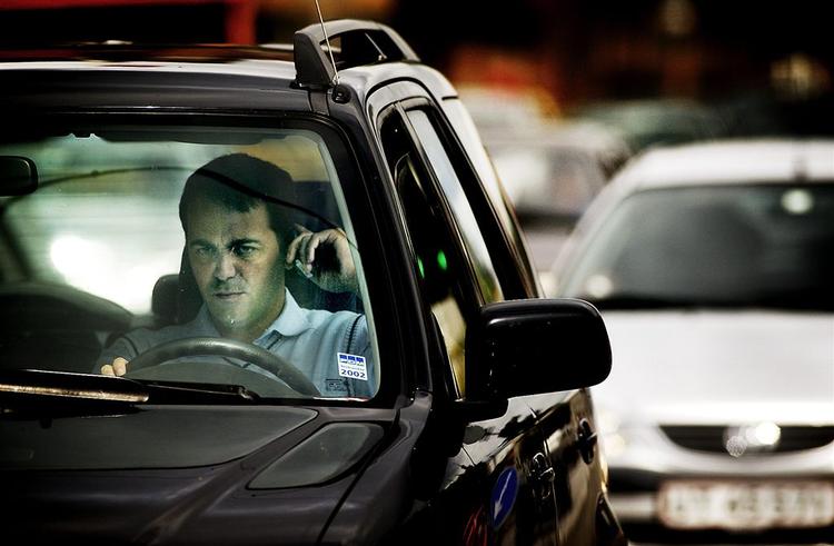 Alle ved, at det er farligt at køre bil og snakke i håndholdt mobiltelefon samtidig. Nu viser en ny rapport, at en håndfri mobiltelefon heller ikke er ufarlig i trafikken. 