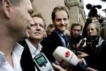 Berlingske Tidendes journalister Michael Bjerre (tv)og Jesper Larsen (ved siden af) er blevet frifundet for at videregive oplysninger. 