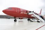 Et fly fra Air Greenland stødte sammen med en bil på landingsbanen og kunne ikke flyve til Danmark som planlagt. 