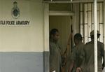 På Fiji-øerne har militæret blandt andet belsaglagt politiets våben under det mange betragter som de indledende manøvrer til et kup. 