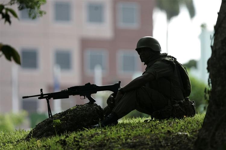 Befolkningen i Fiji protesterer mod militiærkuppet. 