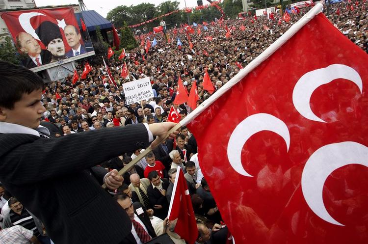 60.000 deltog i en demonstration i Ankara for en måned siden i protest mod EUs krav til landet. 