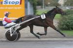 Mille Risk viser fin stil over mål for Thomas Fischer – Foto: Martin Timm 