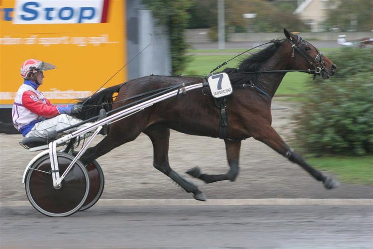 Mille Risk viser fin stil over mål for Thomas Fischer – Foto: Martin Timm 